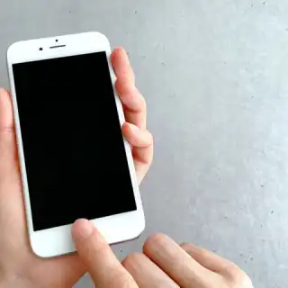 スマホを持つ手